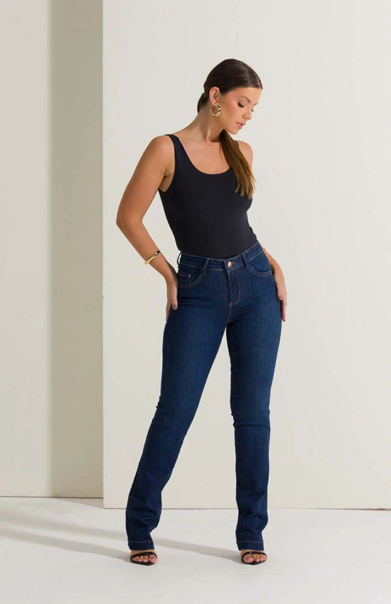 Modelo usando jeans Divero